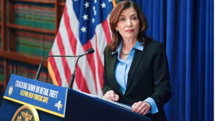 La gobernadora de Nueva York, Kathy Hochul, habla en una conferencia de prensa en la ciudad de Nueva York el 26 de noviembre de 2024. (Julia Demaree Nikhinson/AP Photo)