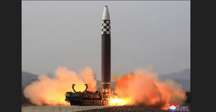 Prueba de lanzamiento de un misil balístico intercontinental (ICBM) Hwasong-17 en un lugar no revelado de Corea del Norte, el 24 de marzo de 2022. (Agencia Central de Noticias de Corea/Servicio de Noticias de Corea vía AP)