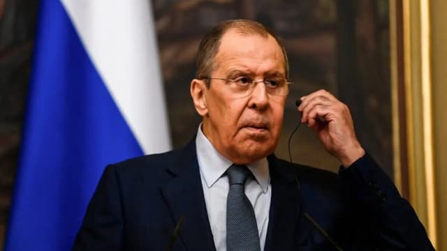 El ministro de Asuntos Exteriores ruso, Serguéi Lavrov, celebra una rueda de prensa conjunta con su homólogo iraní en Moscú, el 6 de octubre de 2021. (Kirill Kudryavtsev/AFP a través de Getty Images)