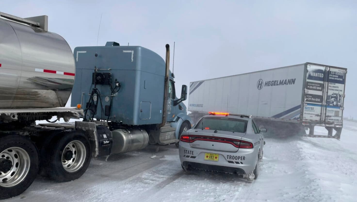 Un semirremolque plegado bloquea ambos carriles en dirección este en la U.S. 20 al este de Fort Dodge, Iowa, el 5 de marzo de 2025.( Agente de policía Paul Gardner/Patrulla Estatal de Iowa vía AP).