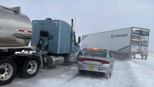 Potentes tormentas en EE. UU. crean ventiscas y amenazan con generar más tornados