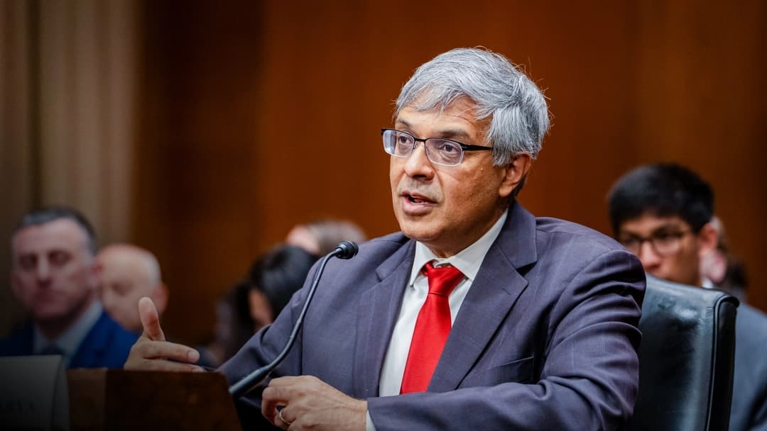 Jay Bhattacharya, candidato a director de los Institutos Nacionales de Salud, declara durante una audiencia de confirmación en el Capitolio, Washington, el 5 de marzo de 2025. (Madalina Vasiliu/The Epoch Times)
