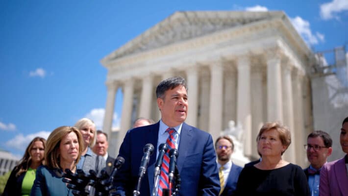 El fiscal general de Idaho, Raúl Labrador, habla frente a la Corte Suprema en Washington el 24 de abril de 2024. (Andrew Harnik/Getty Images)