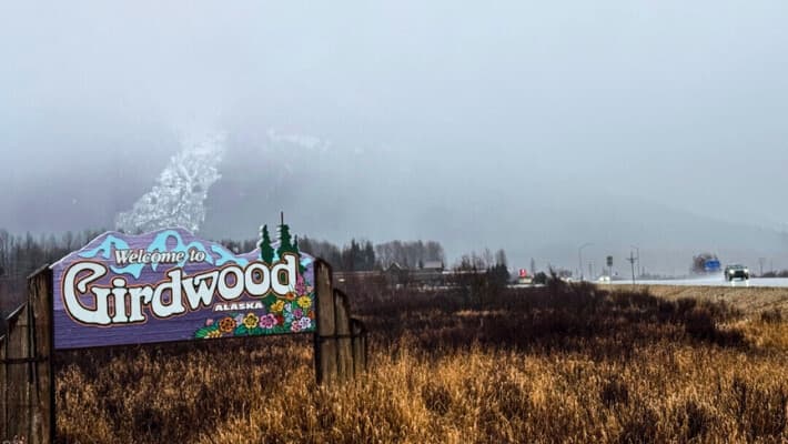 El letrero de bienvenida a la comunidad se encuentra fuera de Girdwood, Alaska, el 5 de marzo de 2025. (Mark Thiessen/AP Photo)
