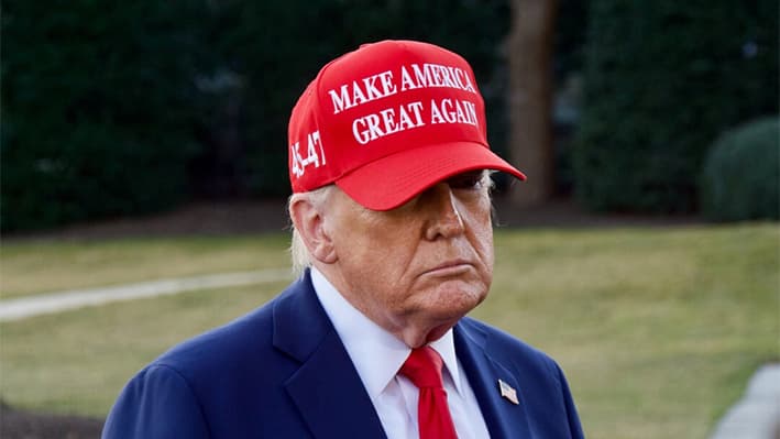 El presidente Donald Trump habla con los periodistas fuera del Despacho Oval en la Casa Blanca el 28 de febrero de 2025. (Travis Gillmore/The Epoch Times)