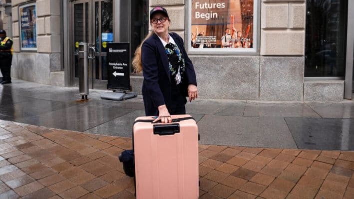 Una empleada federal de la USAID con sus pertenencias personales sale de la oficina de USAID en Washington, el 27 de febrero de 2025. (Madalina Vasiliu/The Epoch Times)