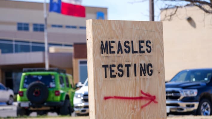Un cartel en el exterior del distrito hospitalario de Seminole que ofrece pruebas de sarampión en Seminole, Texas, el 21 de febrero de 2025. (Julio Cortez/AP Photo).