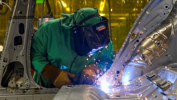 Trabajadores de línea soldando por puntos partes del bastidor en la línea flexible de la planta de fabricación de automóviles de Nissan Motor Co en Smyrna, Tennessee, el 23 de agosto de 2018. (William DeShazer/Reuters)