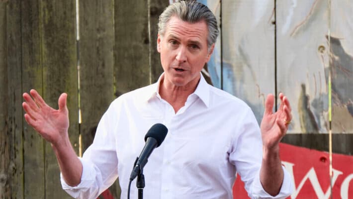 Newsom afirma que es injusto permitir que los hombres compitan en los deportes femeninos