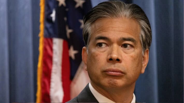 California y otros estados demandan por recortes federales en subvenciones para maestros.