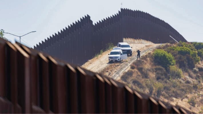 Los oficiales de la Patrulla Fronteriza vigilan el muro fronterizo de Estados Unidos, en esta foto de archivo. (John Fredricks/The Epoch Times)