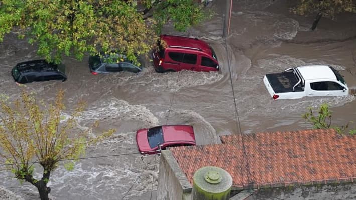 Fotografía de una calle inundada por fuertes lluvias el 7 de marzo de 2025, en Bahía Blanca (Argentina). EFE/ Cristian Romero