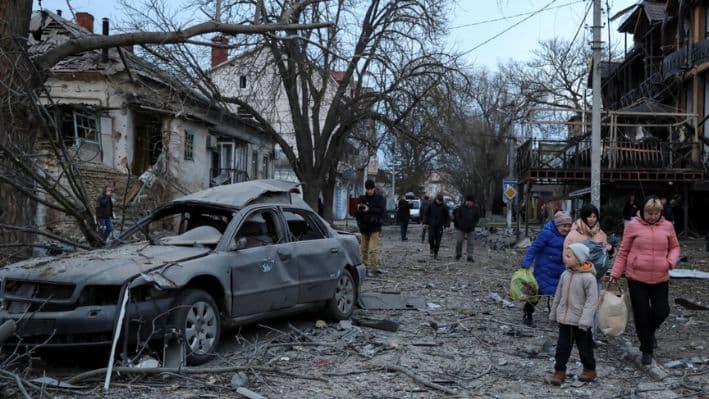 Los residentes abandonan los edificios de apartamentos alcanzados por un ataque aéreo ruso en Jersón, Ucrania, el 2 de febrero de 2025. Ivan Antypenko/Reuters