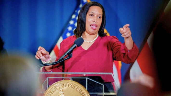 La alcaldesa de Washington D. C., Muriel Bowser, responde a la pregunta de un periodista en el National Press Club de Washington el 21 de febrero de 2025. (Andrew Harnik/Getty Images)
