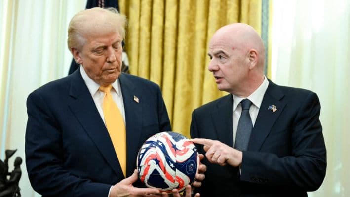 El presidente Donald Trump (izquierda) recibe el nuevo balón oficial de la Copa Mundial de Clubes de la FIFA de manos del presidente de la FIFA, Gianni Infantino, en el Despacho Oval de la Casa Blanca, en Washington, el 7 de marzo de 2025. (Jim Watson/AFP/Getty Images)