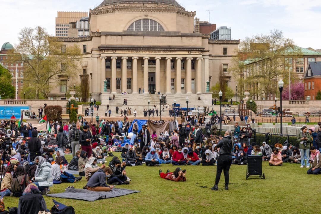 Estudiantes y activistas propalestinos acampan en el campus de la Universidad de Columbia, en Nueva York, el 19 de abril de 2024. (Alex Kent / AFP)