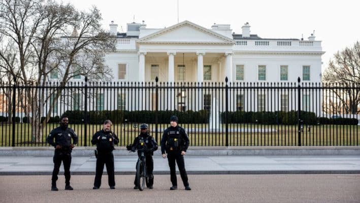 La policía del Servicio Secreto hace guardia frente a la Casa Blanca, el 28 de enero de 2023. (Tasos Katopodis/Reuters)