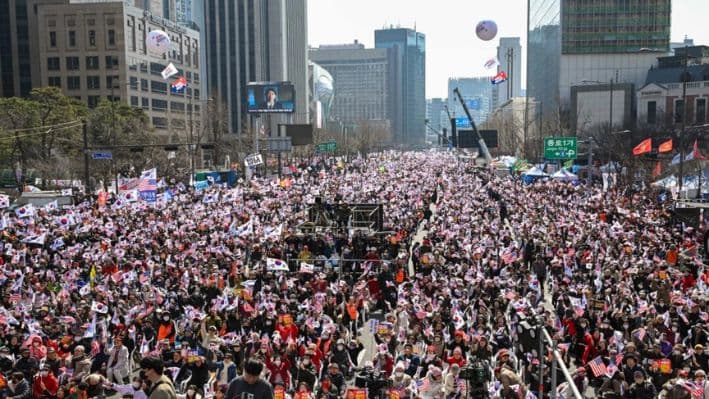 Los partidarios del presidente surcoreano detenido y destituido, Yoon Suk Yeol, ondean banderas de Corea del Sur y Estados Unidos durante una manifestación en el centro de Seúl, el 8 de marzo de 2025. (Jung Yeon-je/AFP vía Getty Images)