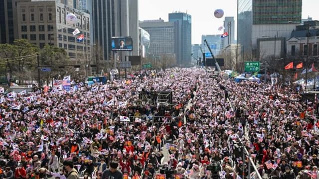 Liberan de prisión al presidente surcoreano y miles de personas se reúnen para celebrar y protestar