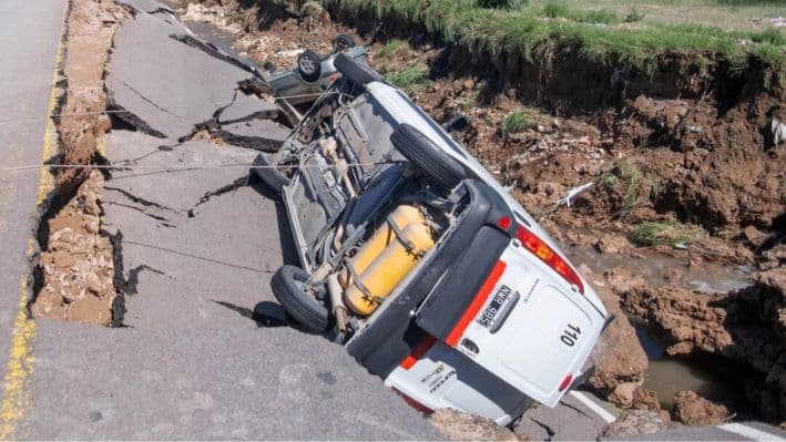 La gente mira vehículos volcados en una carretera tras una fuerte tormenta que azotó Bahía Blanca, 600 km al sur de Buenos Aires, Argentina, el 8 de marzo de 2025. Al menos diez personas murieron y más de 1000 fueron evacuadas en la ciudad portuaria argentina de Bahía Blanca cuando las lluvias torrenciales inundaron casas y hospitales, destruyeron carreteras y obligaron a las autoridades a cortar la electricidad. (Stringer/AFP vía Getty Images)