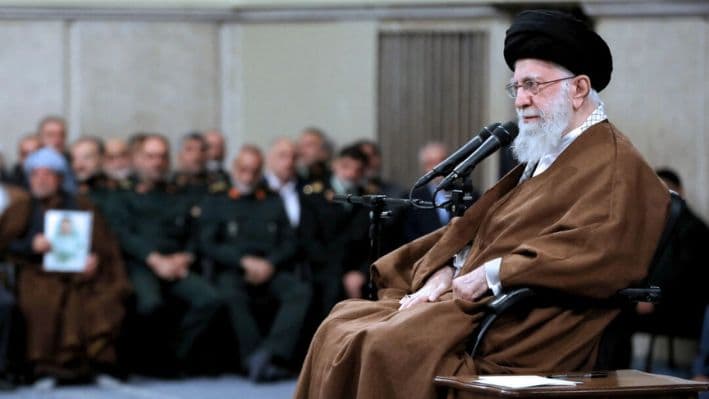 En esta fotografía publicada por un sitio web oficial de la oficina del líder supremo iraní, el líder supremo, el ayatolá Ali Khamenei, se sienta en una reunión en Teherán, Irán, el 27 de octubre de 2024. (Oficina del líder supremo iraní vía AP)