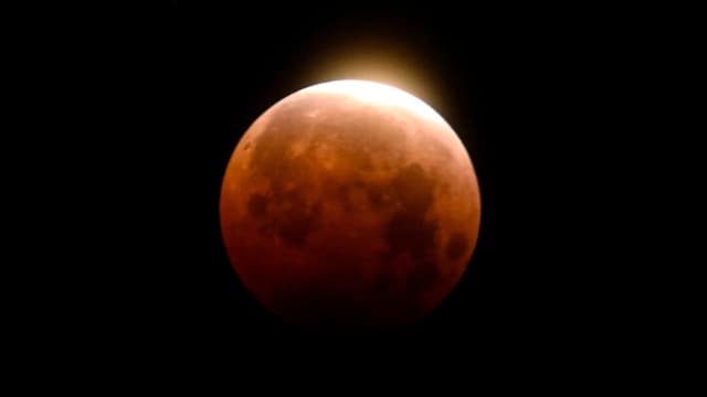Contemple cómo la Luna se vuelve roja durante un eclipse total en Marzo