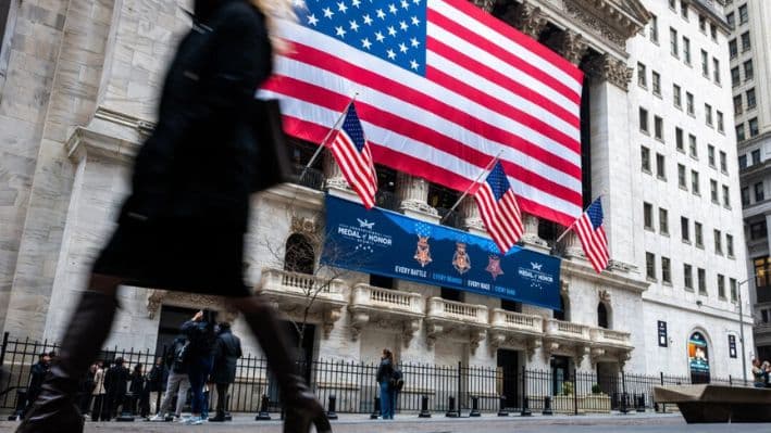 Dow cae casi 900 puntos y el Nasdaq en territorio de corrección, mientras aumentan temores de recesión