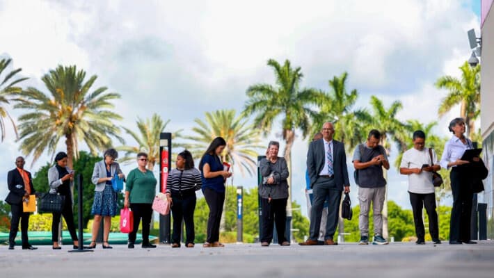 La gente hace fila mientras espera la apertura de la Feria de Empleo del Sur de Florida de JobNewsUSA.com en el Amerant Bank Arena de Sunrise, Florida, el 26 de junio de 2024. (Joe Raedle/Getty Images)