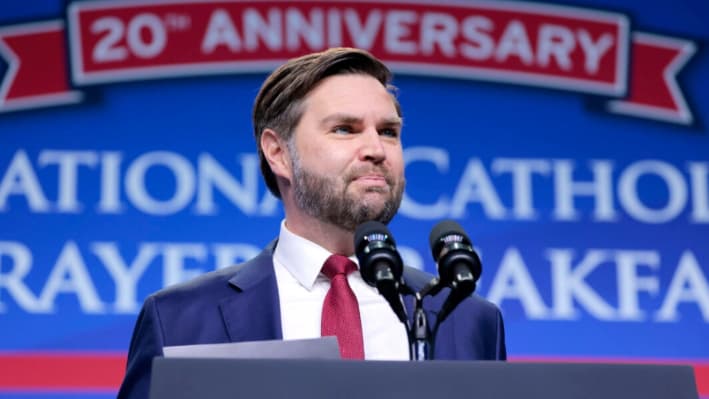 El vicepresidente JD Vance habla durante el 20º Desayuno Nacional de Oración Católica en el Centro de Convenciones Walter E. Washington en Washington el 28 de febrero de 2025. (Anna Moneymaker/Getty Images)