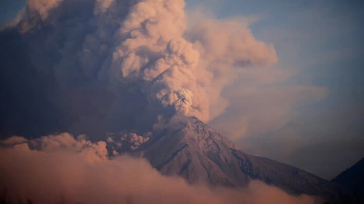 El "Volcán de Fuego" expulsa una espesa nube de ceniza vista desde Palenque, Guatemala, el 10 de marzo de 2025. (Moisés Castillo/AP Photo).
