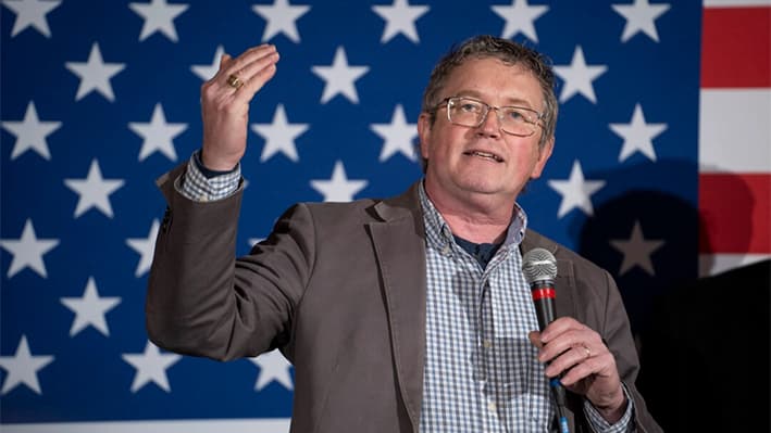 El representante Thomas Massie (R-Ky.) habla durante un acto de campaña en Cedar Rapids, Iowa, el 14 de enero de 2024. (Madalina Vasiliu/The Epoch Times)