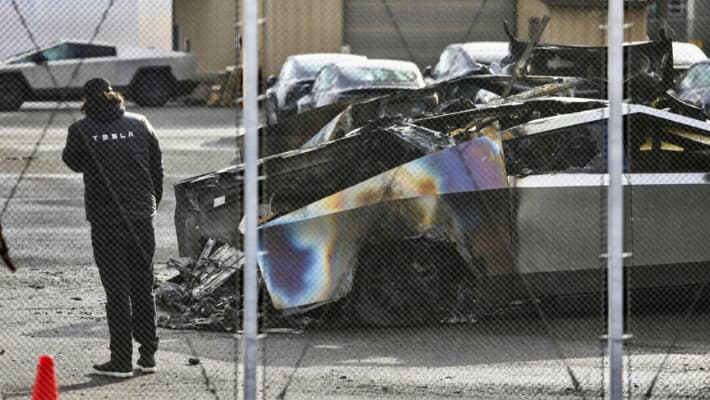 Una persona inspecciona un Cybertruck quemado en un aparcamiento de Tesla en Seattle el 10 de marzo de 2025. (Manuel Valdés/AP Photo)