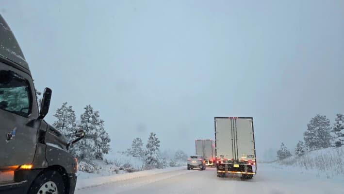 El tráfico se acumuló durante más de 24 kilómetros en un tramo en dirección oeste de la Interestatal 40 entre Flagstaff, Arizona, y Williams, Arizona, el 7 de marzo de 2025. (Felicia Fonseca/AP Photo).