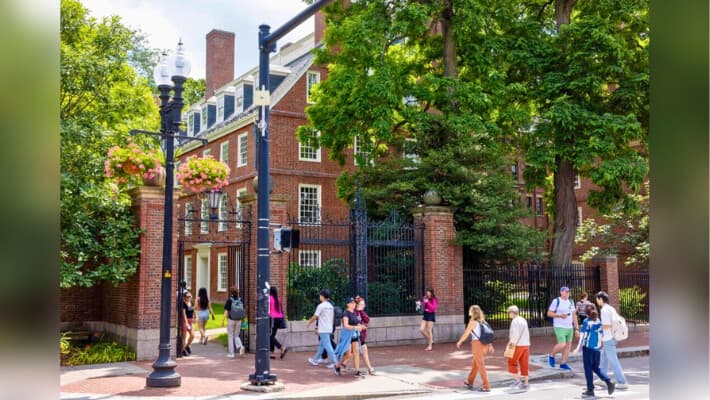 Gente cruzando la puerta de Harvard Yard en el campus de la Universidad de Harvard en Cambridge, Massachusetts, el 29 de junio de 2023. (Scott Eisen/Getty Images).