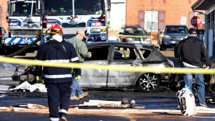 Un avión se estrelló en un aparcamiento de una comunidad de jubilados de Manheim Township, Pensilvania, a menos de un kilómetro al sur del aeropuerto de Lancaster, el 9 de marzo de 2025. (Zach Gleiter/The Patriot-News vía AP).