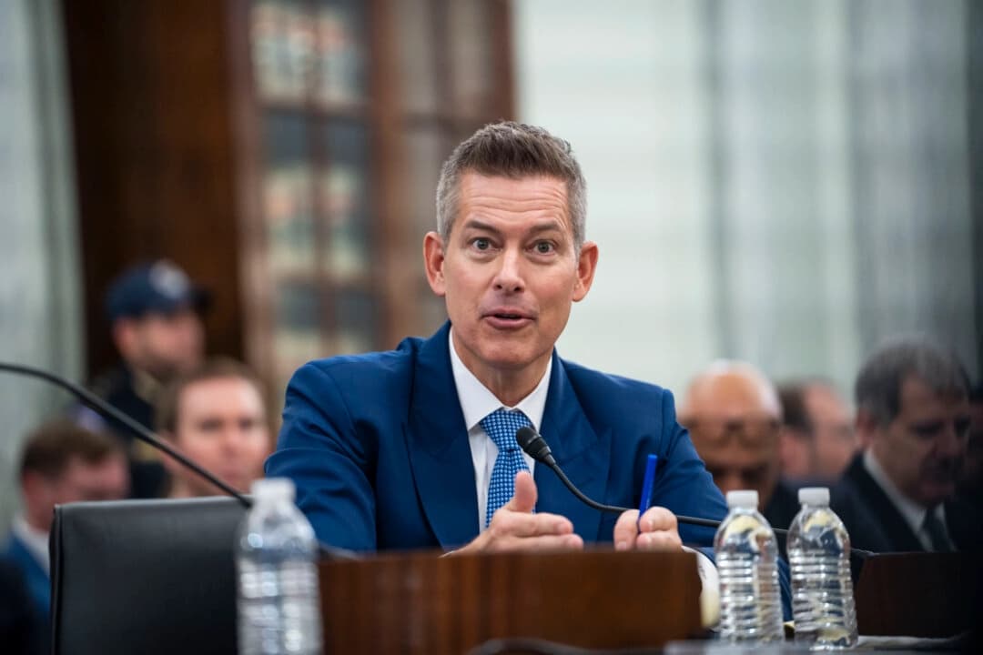 El candidato del presidente electo Donald Trump para el cargo de Secretario de Transporte, Sean Duffy, testifica ante el Comité de Comercio, Ciencia y Transporte del Senado en el Capitolio de Washington el 15 de enero de 2025. (Madalina Vasiliu/The Epoch Times)