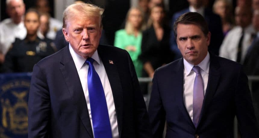 Donald Trump (izq.), flanqueado por el abogado Todd Blanche, habla a la prensa en la Corte Penal de Manhattan en la ciudad de Nueva York el 30 de mayo de 2024. (Michael M. Santiago/Pool/AFP vía Getty Images)