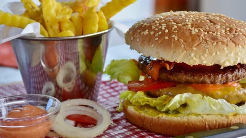 Vinculan conservadores de alimentos comunes con la hipertensión y enfermedades cardíacas