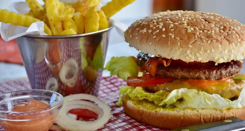 Los industrialización incluyó en los alimentos, químicos y conservantes. (RitaE, Pixabay)