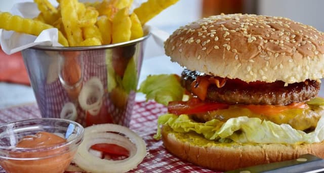 Alimentos ultraprocesados relacionados con mortalidad y 32 enfermedades: cómo acabar con su adicción