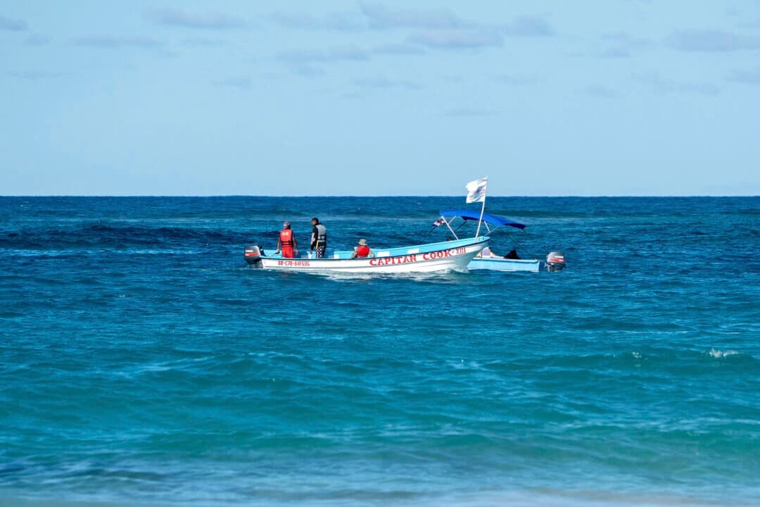 Barcos de defensa civil buscan a Sudiksha Konanki, una estudiante universitaria de Estados Unidos que desapareció en una playa de Punta Cana, República Dominicana, el 10 de marzo de 2025. (Francesco Spotorno/AP Photo)