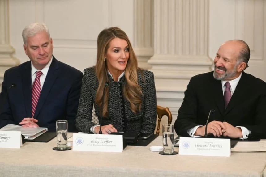 (De izquierda a derecha) El látigo de la mayoría de la Cámara, Tom Emmer (R-MN), la administradora de la Administración de Pequeños Negocios, Kelly Loeffler, y el secretario de Comercio, Howard Lutnick, asisten al Cumbre de Cripto del Congreso en la Casa Blanca en Washington, el 7 de marzo de 2025. (Jim Watson/AFP/Getty Images)