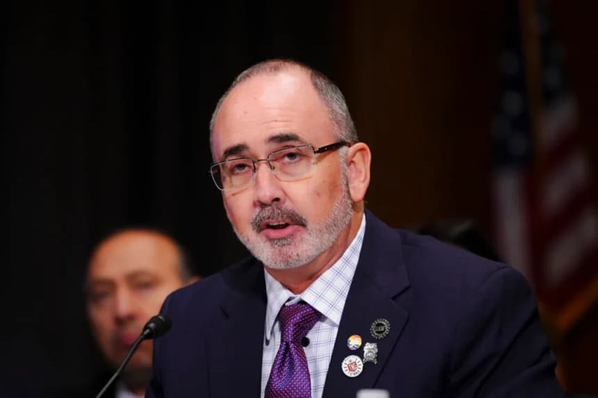 Shawn Fain, presidente internacional de los Trabajadores de la Automoción (UAW), testifica ante el Comité del Senado de Salud, Trabajo y Pensiones en Washington el 14 de noviembre de 2023. (Madalina Vasiliu/The Epoch Times)
