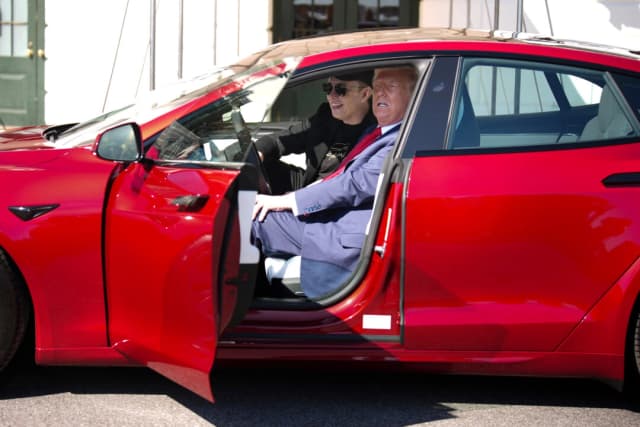 Trump comprará un Tesla rojo en señal de apoyo a Musk