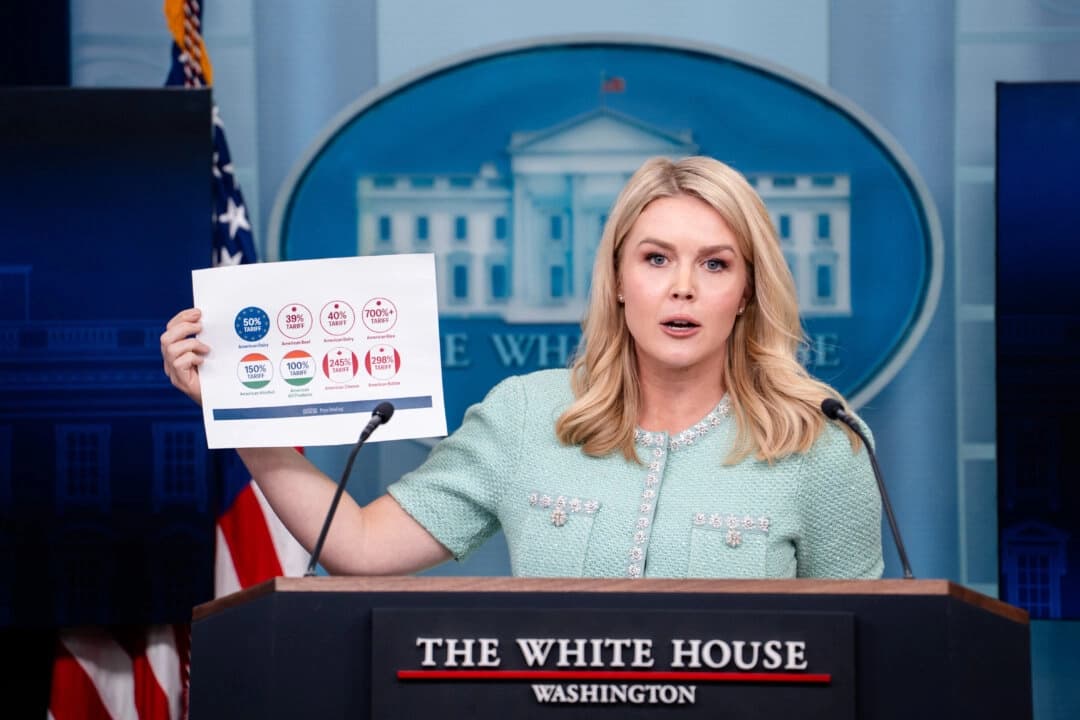 La secretaria de prensa de la Casa Blanca, Karoline Leavitt, habla durante una conferencia de prensa en la Casa Blanca en Washington, el 11 de marzo de 2025. (Madalina Vasiliu/The Epoch Times)
