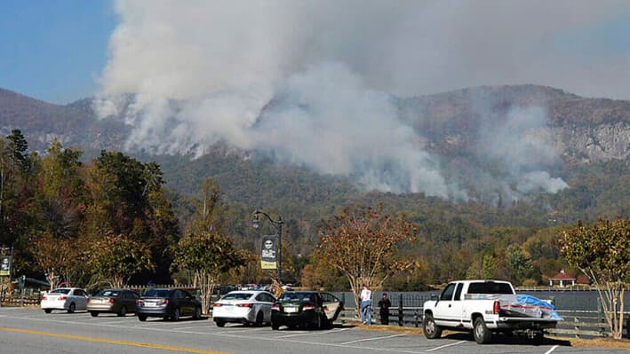 La gente toma fotos de un incendio forestal cerca del lago Lure, Carolina del Norte, el 10 de noviembre de 2016. (Patrick Sullivan/The Times-News vía AP).