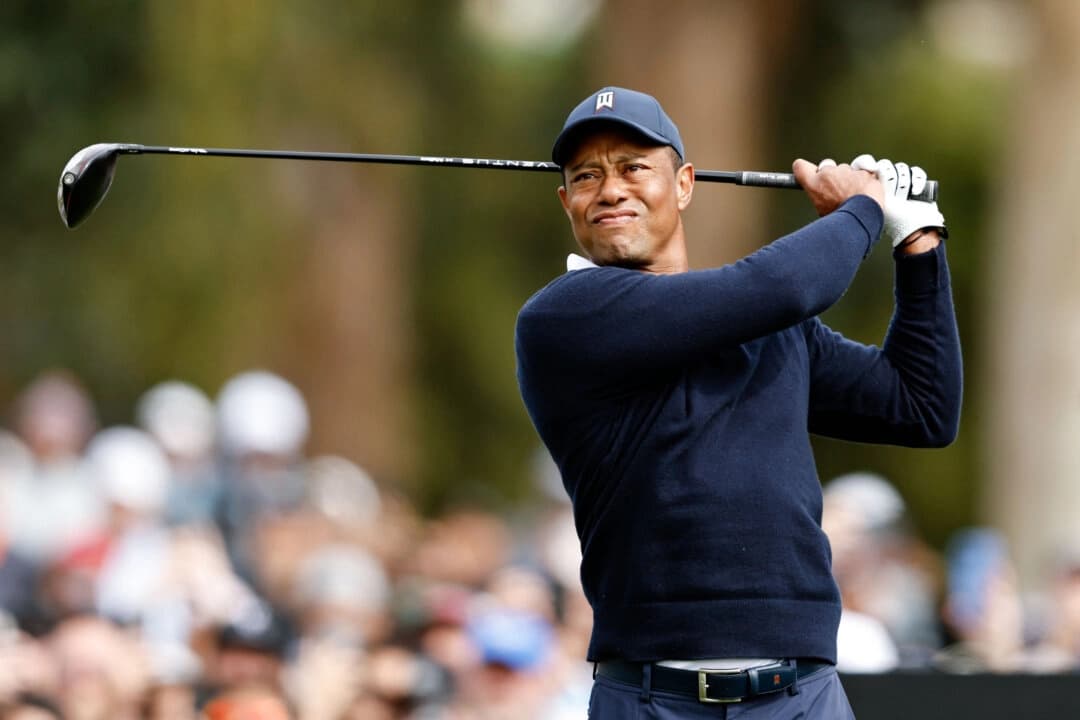 El estadounidense Tiger Woods juega su golpe desde el segundo tee durante la primera ronda del Genesis Invitational en el Riviera Country Club de Pacific Palisades, California, el 16 de febrero de 2023. (Michael Owens/Getty Images)