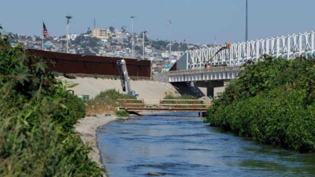 Director de la EPA aborda crisis de aguas residuales del rio Tijuana en frontera de California