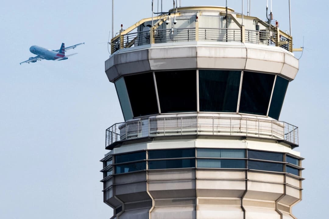 Un avión Airbus A319 de American Airlines despega pasando la torre de control de tráfico aéreo en el Aeropuerto Nacional Ronald Reagan de Washington en Arlington, Virginia, el 11 de enero de 2023. (Saul Loeb/AFP a través de Getty Images)