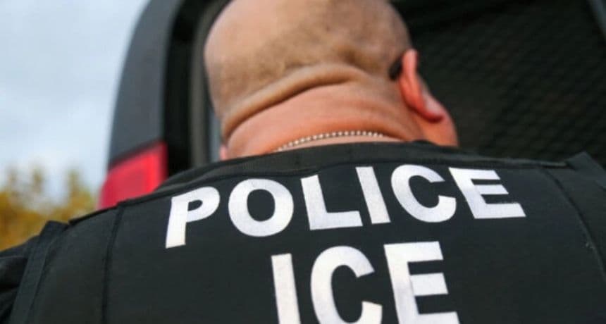 Centros de detención de inmigrantes están al máximo de su capacidad, dice funcionario de ICE